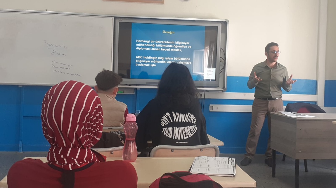 İŞKUR Tarafaından Okulumuzda Meslek Seçimi ve Tanıtımı Yapıldı